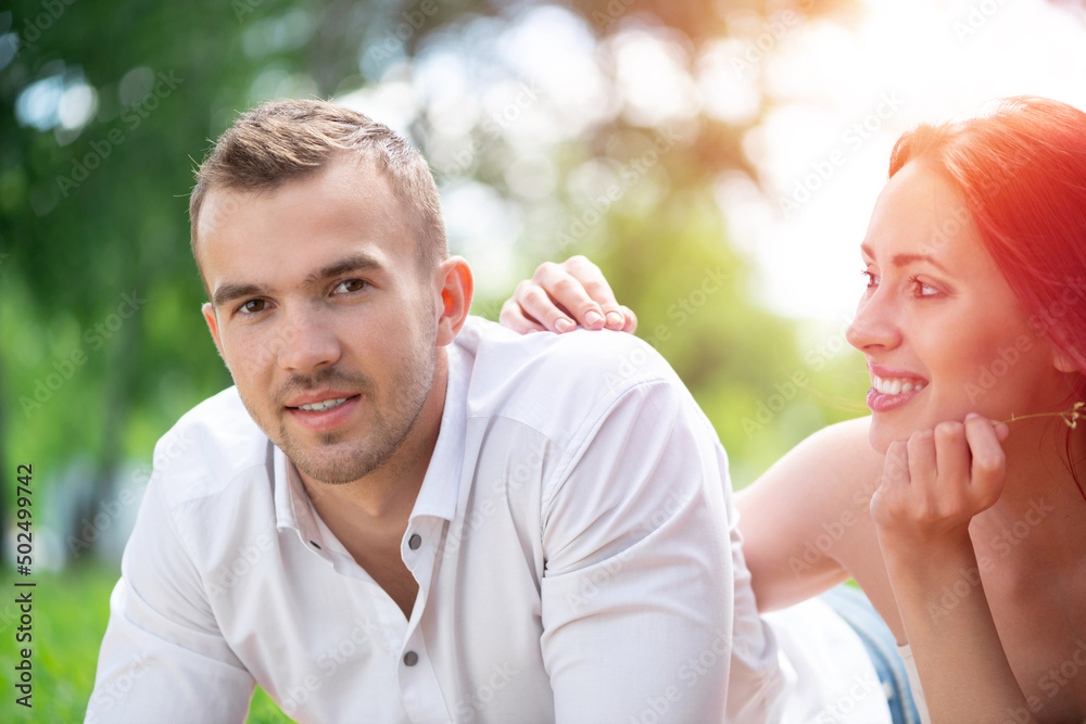 Wall mural Young couple on a date in the park