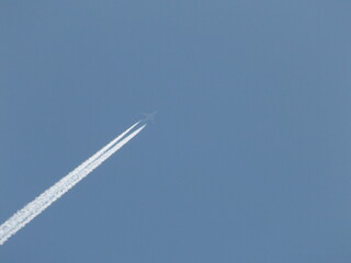 空を見上げたらあった綺麗な飛行機雲