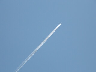 綺麗に一直線な飛行機雲
