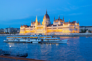 Hungarian parliament, embankment of Danube river, Budapest, Hungary, Europe - obrazy, fototapety, plakaty