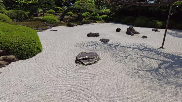 日本庭園の枯山水のティルトショット  4K  島根県由志園の春の風景  2022年5月2日