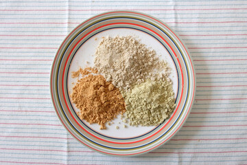 大豆、緑の大豆、白い大豆の3色の豆のきなこ