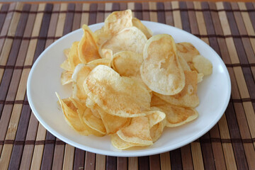 白い皿に乗せたポテトチップス