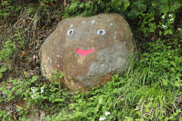 顔が描かれた石