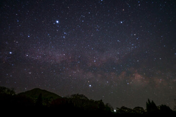 Fototapeta premium 街灯のない山中で、5月上旬の24時頃横たわる天の川と山々
