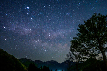 5月上旬の24時頃、横たわる天の川が美しい星降る夜