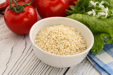 Raw sesame seeds in the bowl