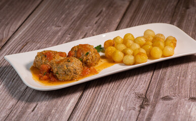 Recipe for meatballs in tomato sauce with hazelnut potatoes