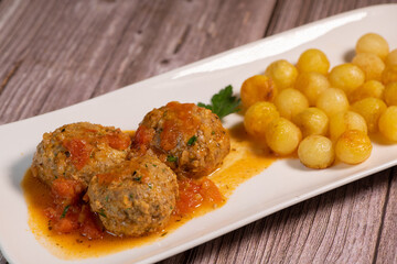 Recipe for meatballs in tomato sauce with hazelnut potatoes