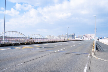 大阪の街と淀川に架かる橋
