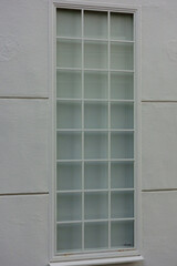 おしゃれなデザインで素敵な作りの白い壁の古い窓