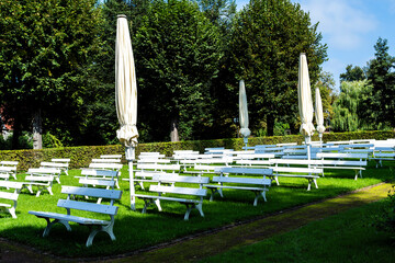Sitzbänke vor dem Musikpavillon im Kurpark im Heilbad Heiligenstadt