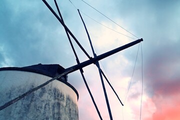 Aspas de un tradicional molino de viento sin las velas de tela. Molino de viento visto desde abajo...