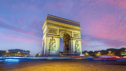 Fototapeta na wymiar Arc de Triomphe in downtown Paris