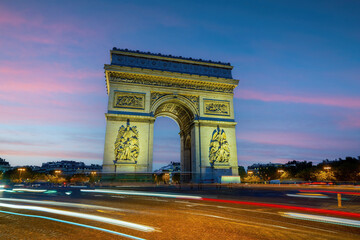 Fototapeta na wymiar Arc de Triomphe in downtown Paris