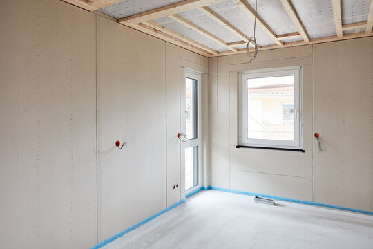 Innenausbau von Raum mit Estrich verlegen bei Haus Neubau