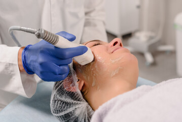 Venus Swan treatment for skin tightening and body contouring of face © Denys Kurbatov