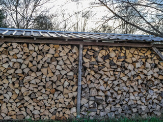 Aufgesetztes Brennholz im Frühjahr