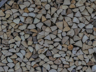 Aufgesetztes Brennholz im Frühjahr