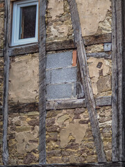 Gebäudeschäden an historischem Fachwerkhaus