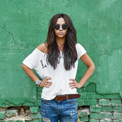 Street portrait of stylish woman in sunglasses and casual clothes