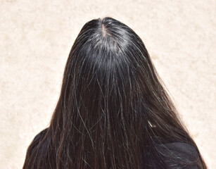 白髪交じりのロングヘアの女性
