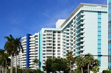 Fototapeta na wymiar Hochhaus in Miami Beach am Atlantik, Florida