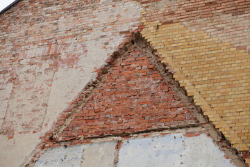 Brandmauer aus Backstein, Dach, Dachgiebel, Abbruchhaus, Quedlinburg, Sachsen-Anhalt, Deutschland,...