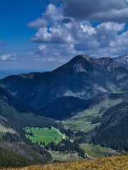 Tatry, Kominiarski Wierch nad Doliną Chochołowską latem.