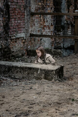 Smutne dziecko - wojna - skrzywdzone - biedne - brudno - zniszczone miasto - dramat - masakra - pogrom - gruzy - obrazy, fototapety, plakaty