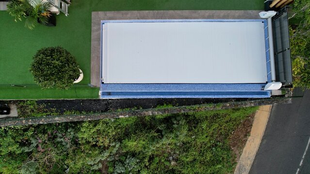 Pool mit Abdeckung