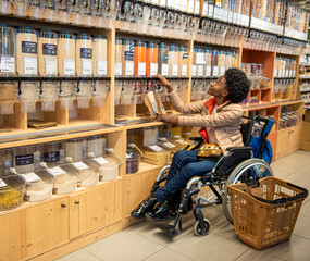 une handicapée dans un épicerie