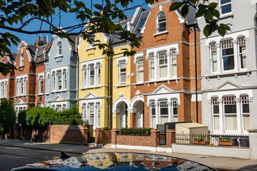 Street of colourful houses in Kensington, West London - obrazy, fototapety, plakaty