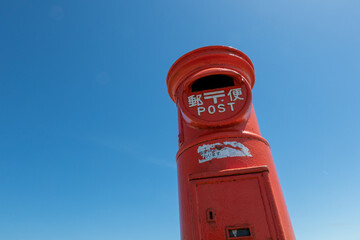 昭和時代の日本の郵便ポスト　Japanese traditional postbox against blue sky