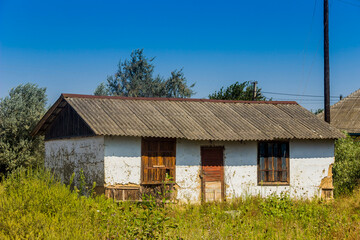 Fototapeta na wymiar an old abandoned authentic Ukrainian village house