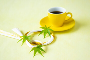 Obraz na płótnie Canvas コーヒーと水引リースと緑のモミジの葉のデザイン