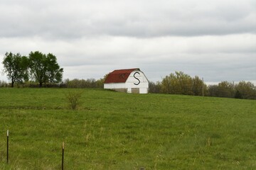Obraz premium Barn in a Farm Field