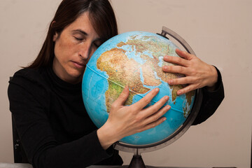 Mujer abrazando a la tierra © inmaleon79