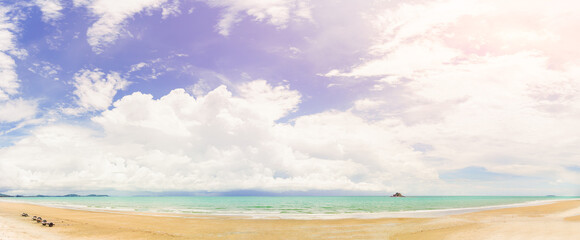 Fototapeta na wymiar Tropical beach and sea in sunny day