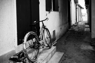 bicyclette posée contre le mur