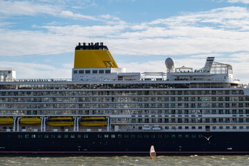 Big and small on the sea.