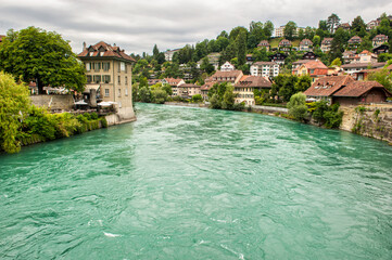 Fototapeta na wymiar The Aare river running through the swiss capital city of Bern