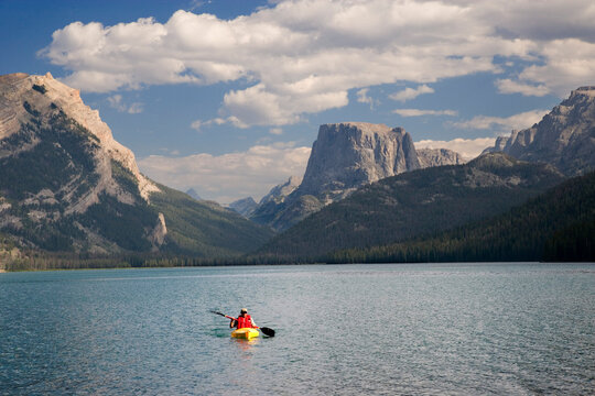 Front view of a person kayaking in a lake, Squaretop Mountain, Green River Lake, Bridger-Teton National Forest, Wyoming, USA