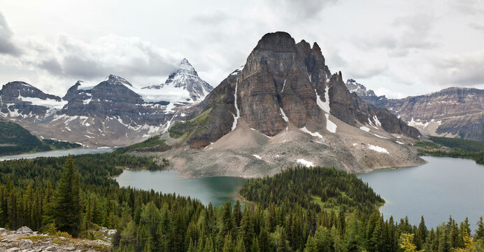 Canada, Mount Assiniboine Provincial Park, The Nub and Nublet trail, Mount Wedgwood and Mount Assiniboine, sunburst and cerulean