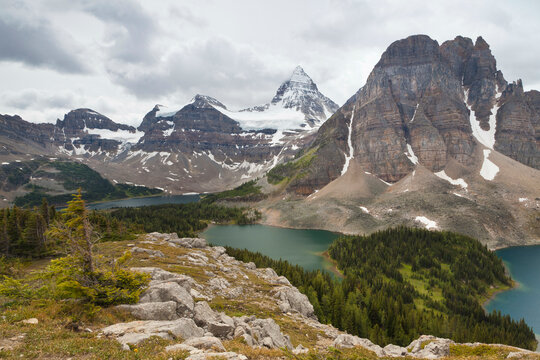 Canada, Mount Assiniboine Provincial Park, The Nub and Nublet trail, Mount Wedgwood and Mount Assiniboine, sunburst and cerulean