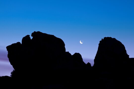 USA, California, Alabama Hills, near Lone Pine, Crescent moon and predawn sky
