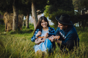 Mujer aprendiendo a tocar Ukulele o guitarra al aire libre. Concepto de educación, música y...