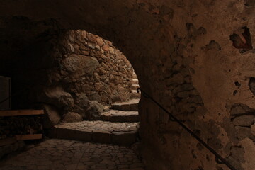 ruelle couverte , escalier , passage dans le roche
