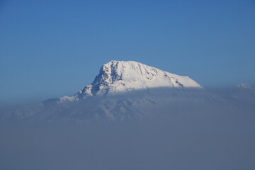un sommet des alpes sortant de la brume
