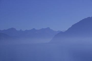 Fototapeta na wymiar jour bleu ou les montagne et le lac se confondent 